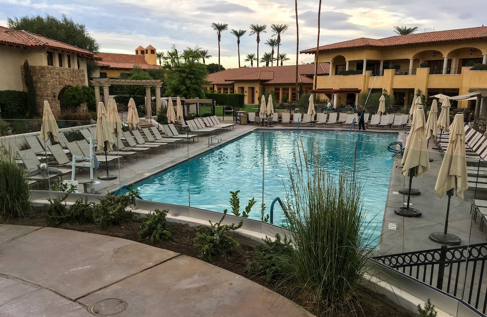 glass pool fence_hotel design-min