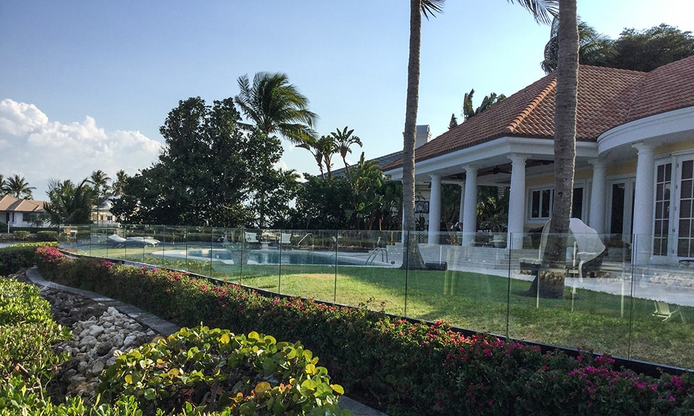 , Summer Spotlight: 10 Glass Pool Fence Ideas to Inspire